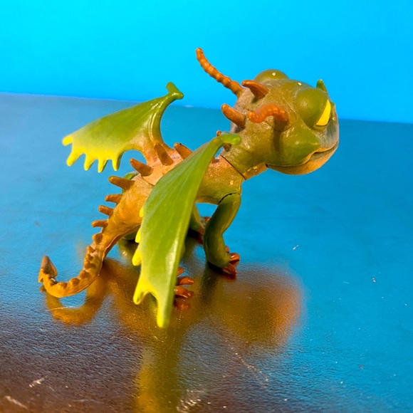 HOW TO TRAIN YOUR DRAGON DEFENDERS OF BERK MINI DRAGON TERRIBLE TERROR 2013 - Picture 4 of 10